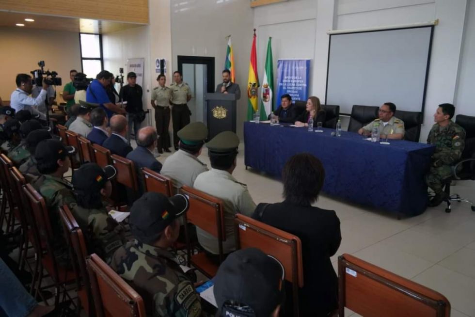Dotarán cámaras corporales a policías de la Felcn para reforzar controles en Viru Viru