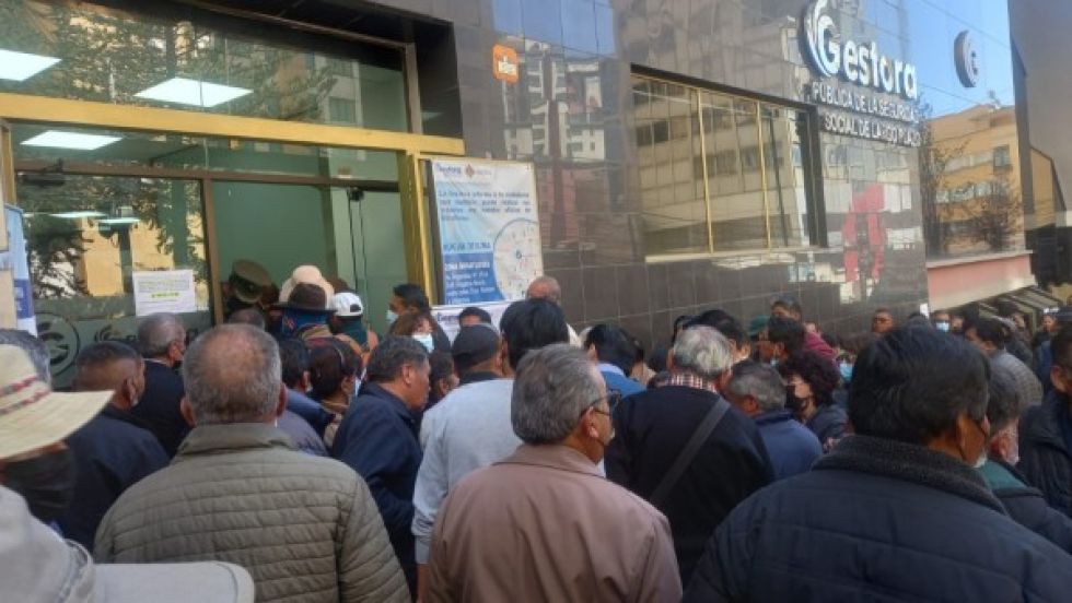 "Mi renta era Bs 1.500 y ahora 900": Jubilados denuncian reducción de sus pensiones con la Gestora