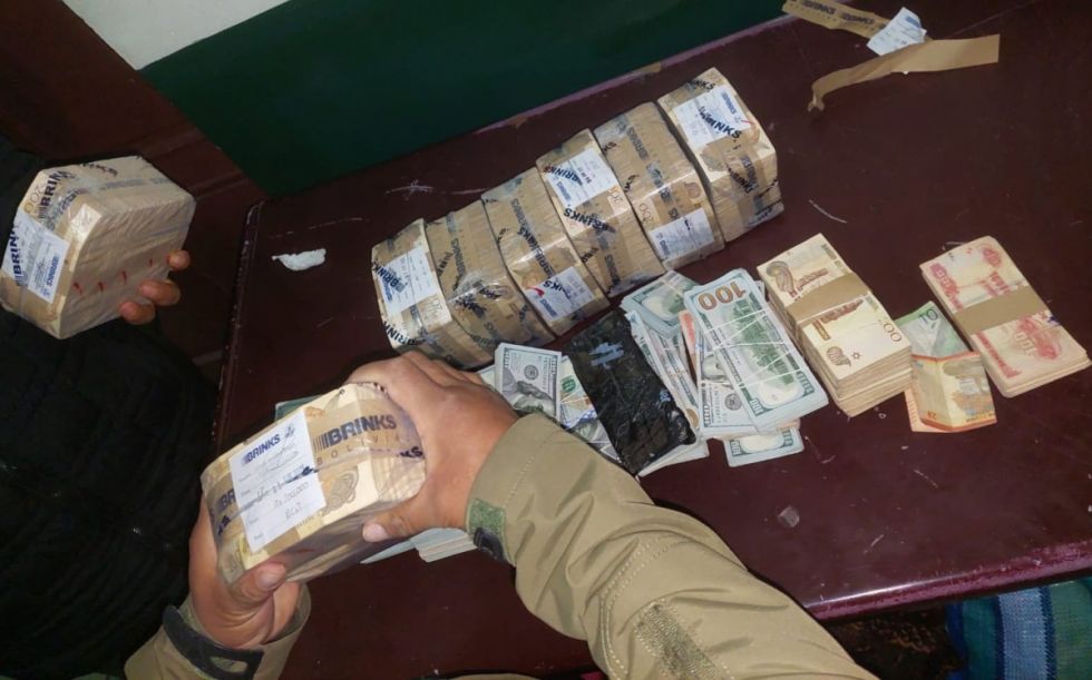 Envían a la cárcel a dos personas que pretendían sacar del país 200 mil dólares y 1,7 millones de bolivianos 