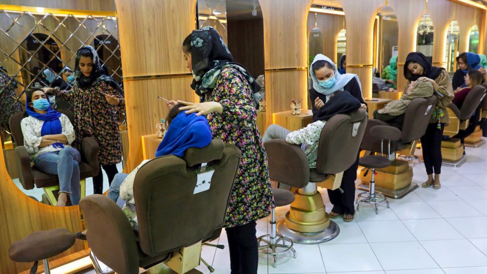 Afganistán: ordenan cerrar los salones de belleza