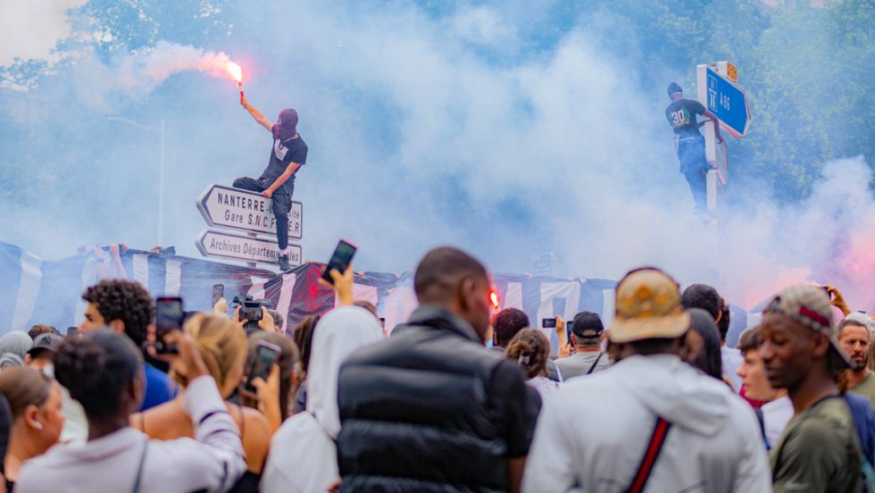 Macron no descarta "cortar" las redes sociales