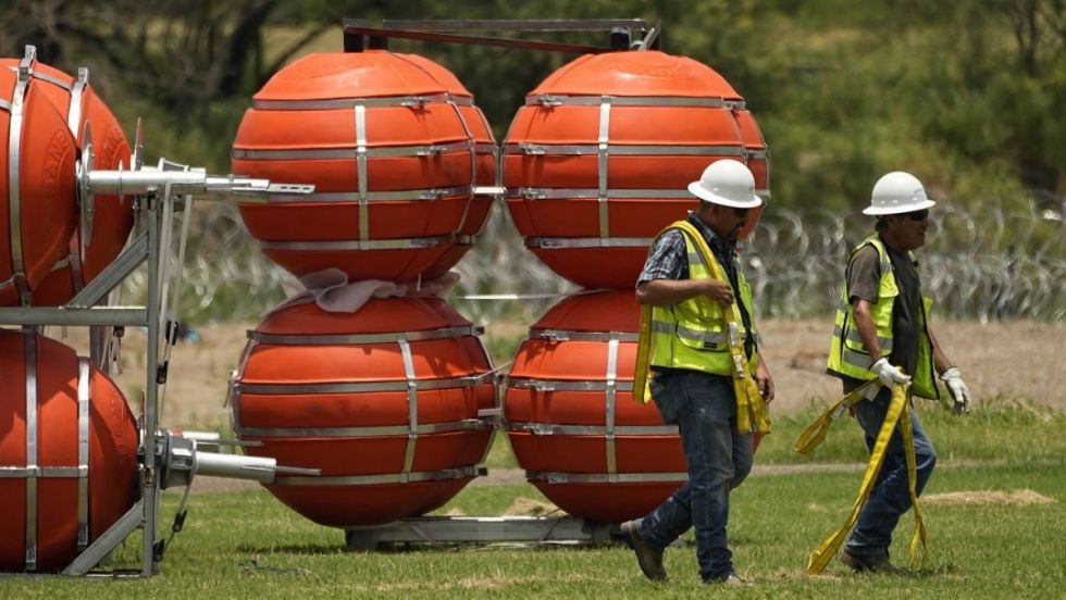 En Texas despliegan un “muro flotante”para frenar a migrantes