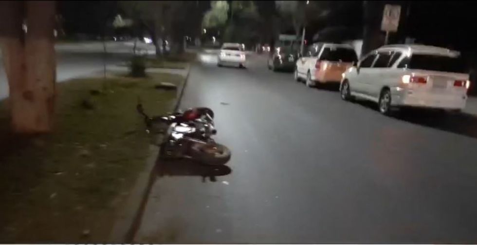 Muere un motociclista tras colisionar con una palmera en Tarija