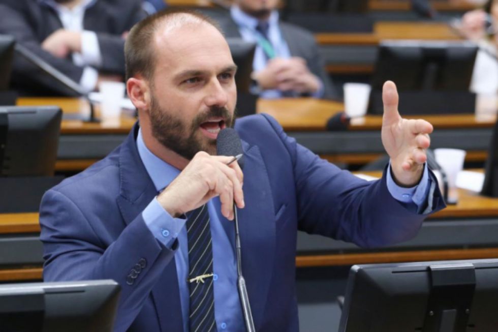 Investigarán en Brasil a hijo de Jair Bolsonaro