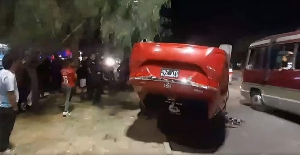 Choque entre dos vehículos termina en vuelco de tonel en Tarija