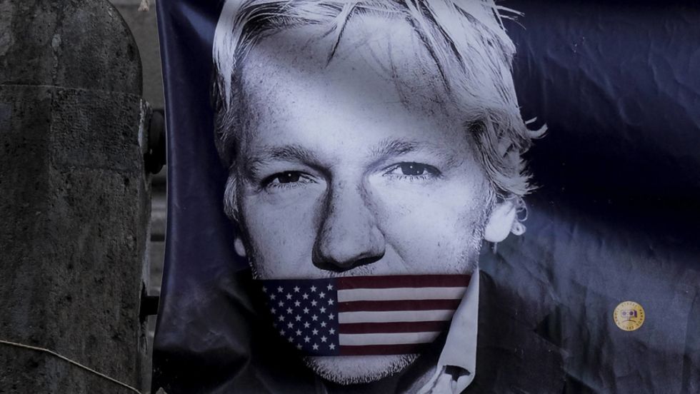 La salud de Assange está "en declive", dice su esposa