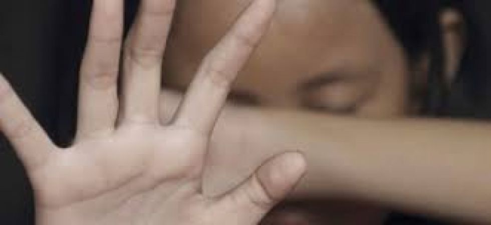 Madre quema a su hija de 6 años con un ladrillo caliente en Tarija