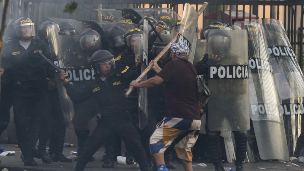 Enfrentamientos marcan nueva protesta en Perú
