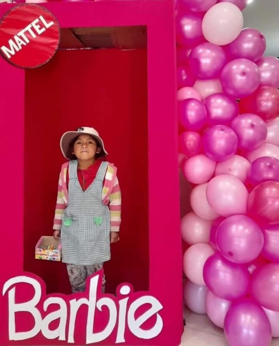 "Pequeña Barbie", se hace viral la foto de una niña vendedora en el estreno de la película "Barbie"
