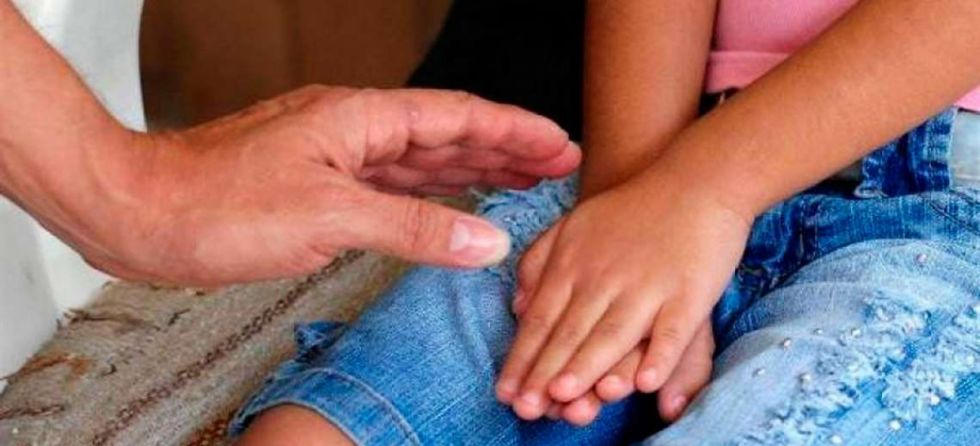 Abusó de su hijastra cuando  su pareja fue a la tienda