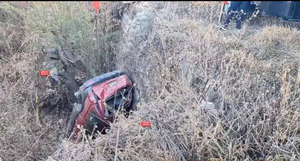 Cuatro heridos tras embarrancarse un minivan en la carretera Tarija - Bermejo 
