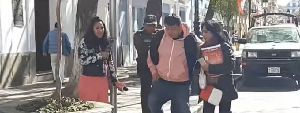 Ex Cívico de Tarija en estado de ebriedad choca con una moto en la plaza Luis de Fuentes