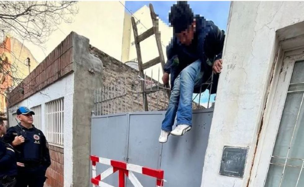 Córdoba: un ladrón se enganchó un testículo en la reja cuando escapaba