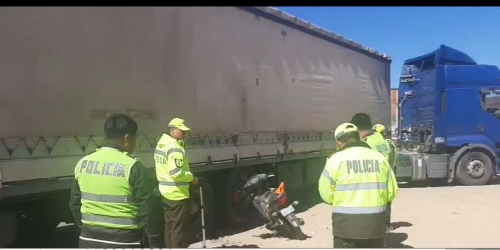 Motociclista resulta herida tras colisionar con un camión de alto tonelaje en Tarija