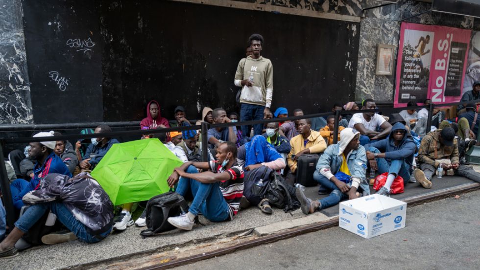 Migrantes duermen en las aceras de Nueva York