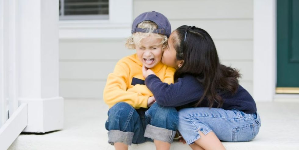 Por qué no se  debe obligar a los  niños a dar besos
