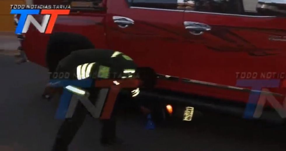 Tarija: Vehículo choca con una motocicleta