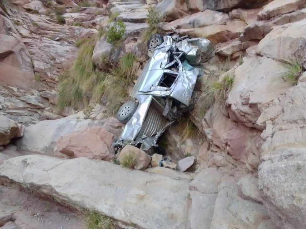 Camioneta se embarranca en Camargo y enluta a una familia