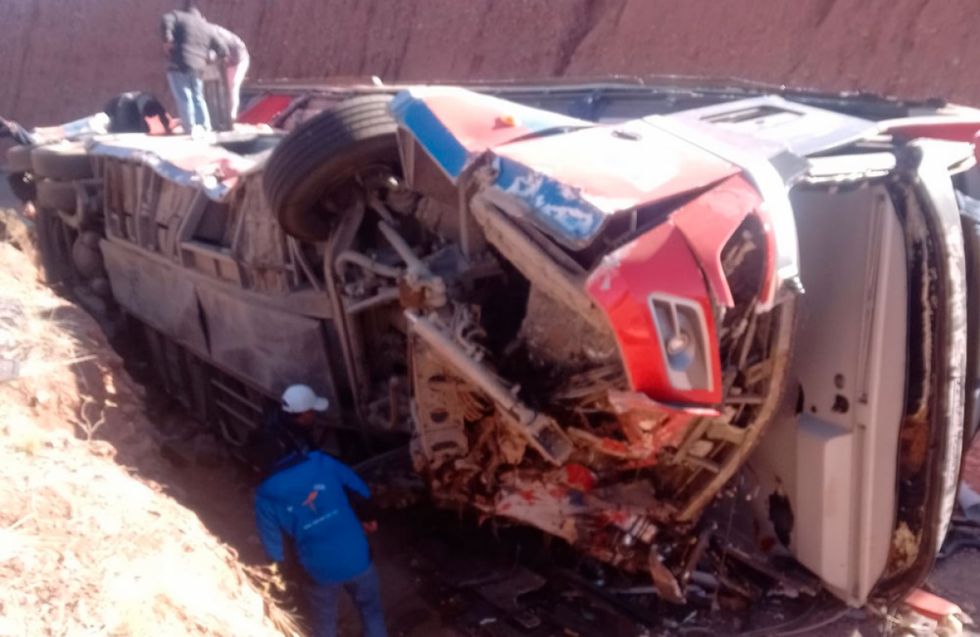 Accidente de bus deja varios fallecidos y heridos en el Norte de Potosí