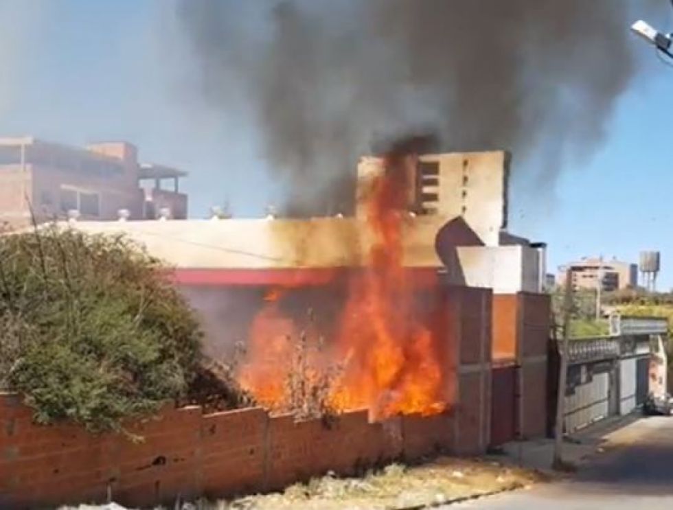 Incendio de magnitud en lote baldío moviliza a Bomberos de Tarija (Video)
