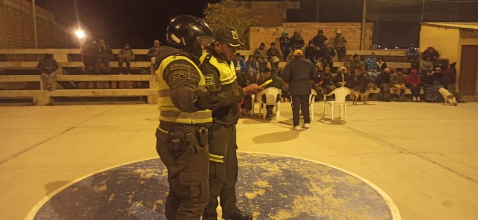 Delincuentes cerraron calle para robar a pareja en auto