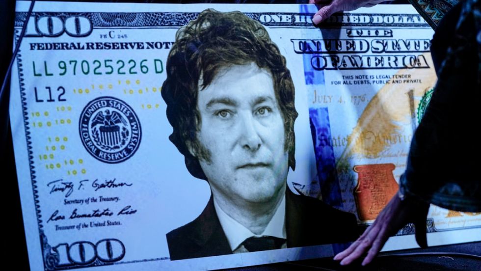 Peso argentino se devalúa tras victoria de Milei