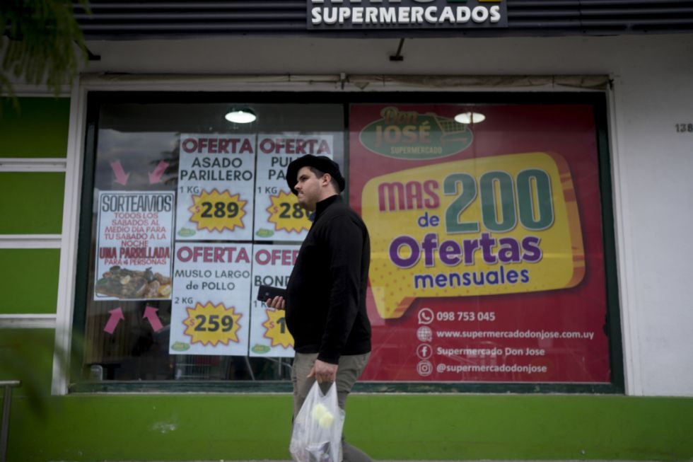 Remarcación de precios y compras nerviosas: la crisis se agudiza en Argentina tras las primarias