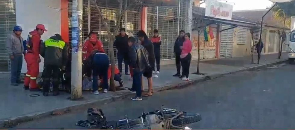 Motociclista en estado crítico tras chocar con minivan escolar en Senac Tarija