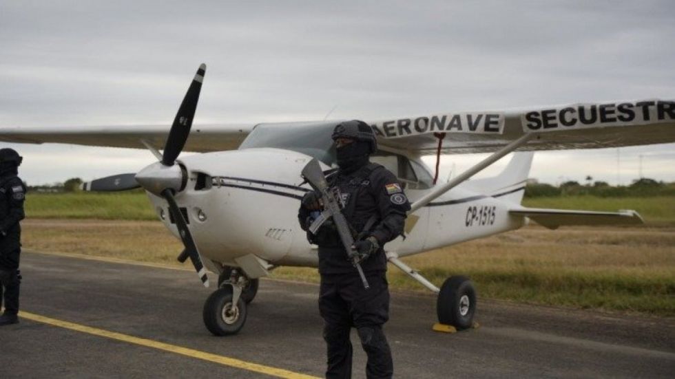 Secuestran dos narcoavionetas con 406 kilos droga y granadas de guerra en Beni