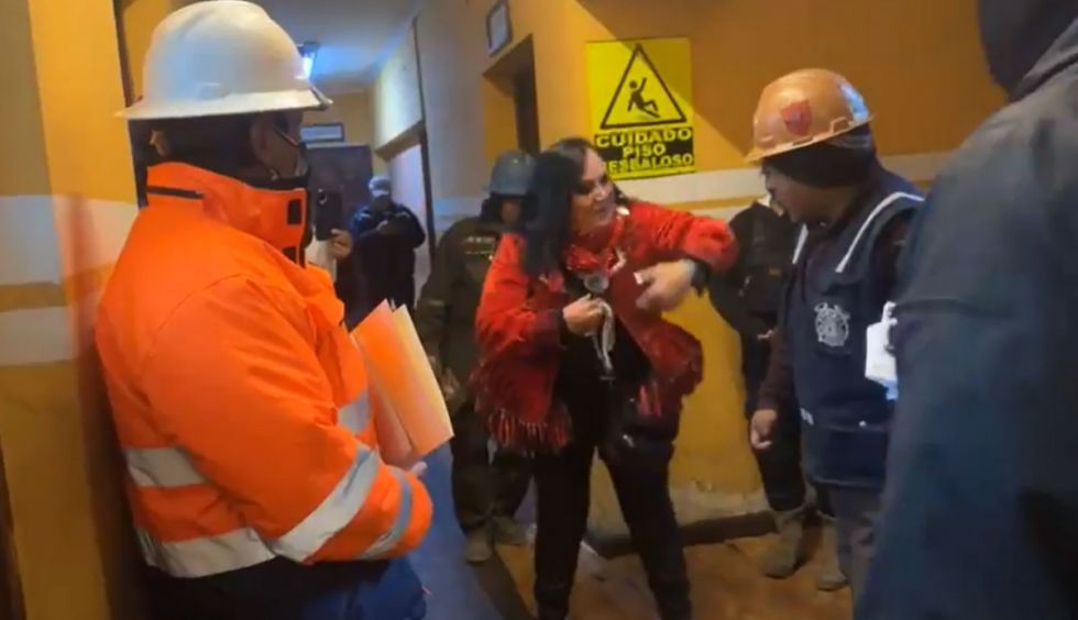 Asociaciones de Periodista repudian la agresión a María Galindo en Huanuni
