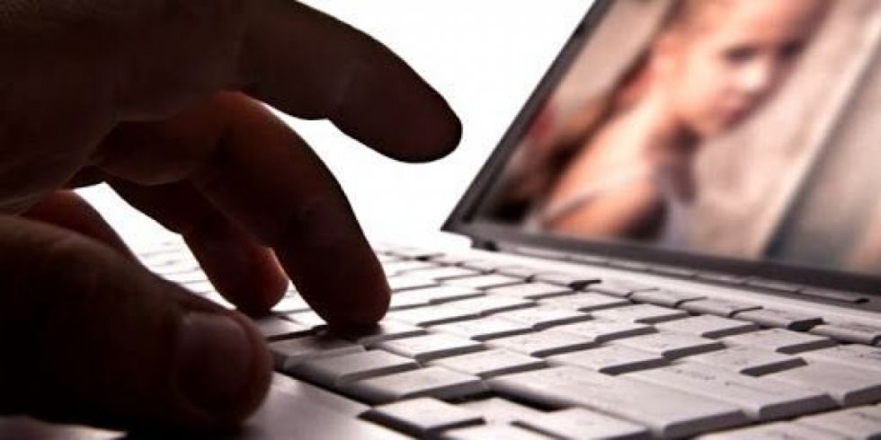 Aprehenden a un sujeto que sedujo a menor por Facebook