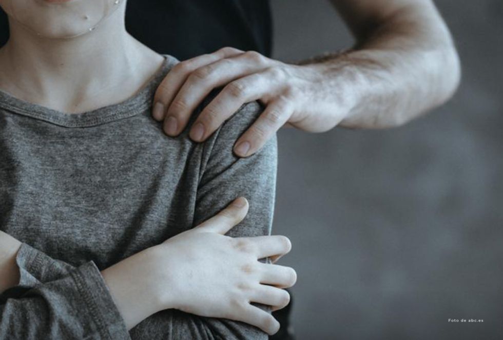 Obligaba a su hija a dormir con él para abusarla