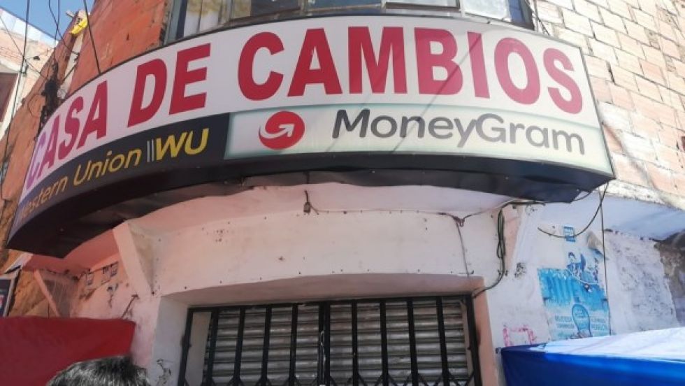 Seis encapuchados asaltan una casa de cambio en la feria 16 de Julio de El Alto