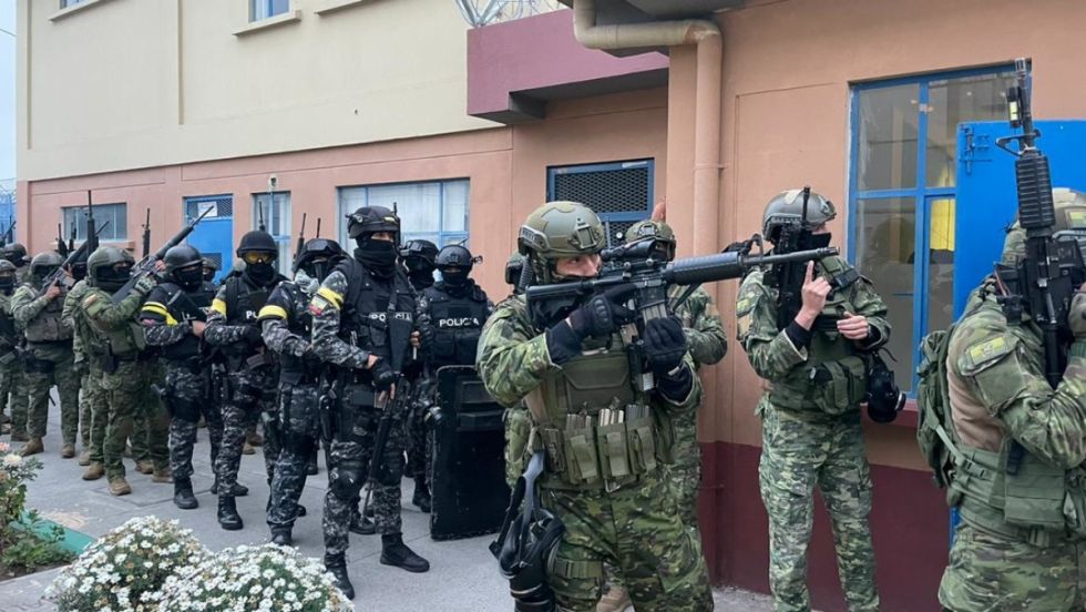 Más de 1.800 policías toman una cárcel ecuatoriana