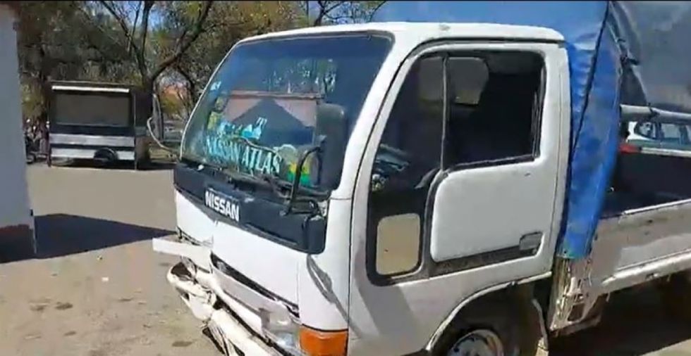 Conductor en presunto estado de ebriedad colisiona con un poste de luz en Tarija