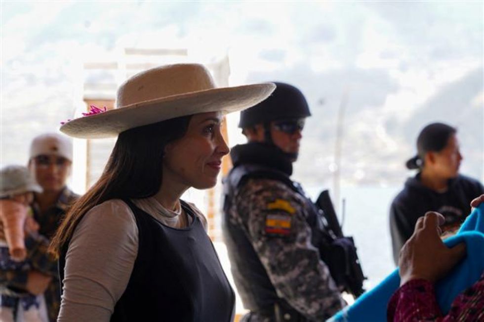 Luisa González usa chaleco antibalas por amenazas