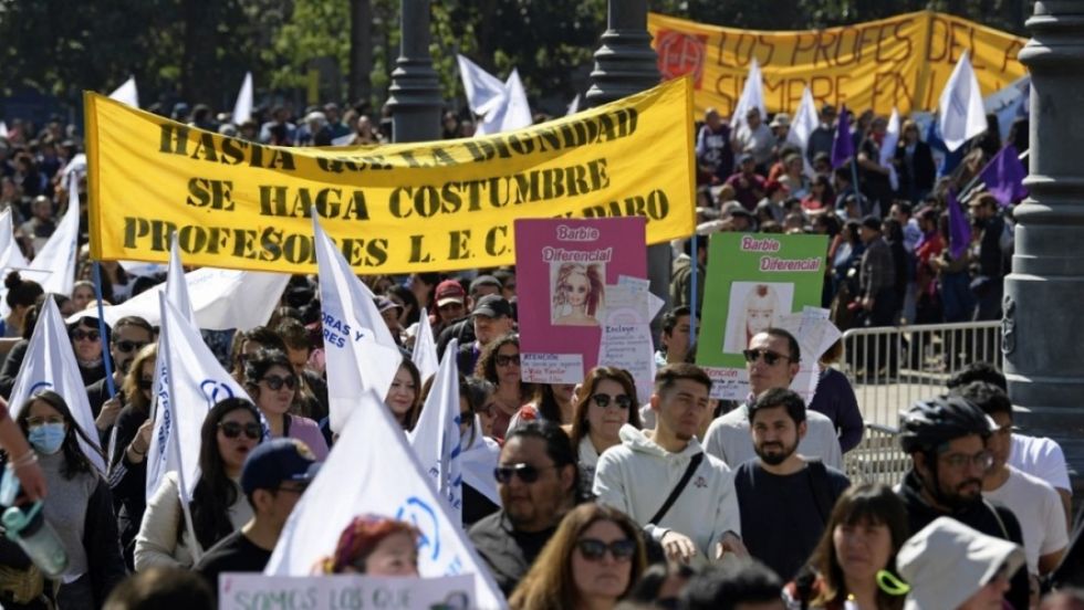 Profesores chilenos suspenden paro indefinido