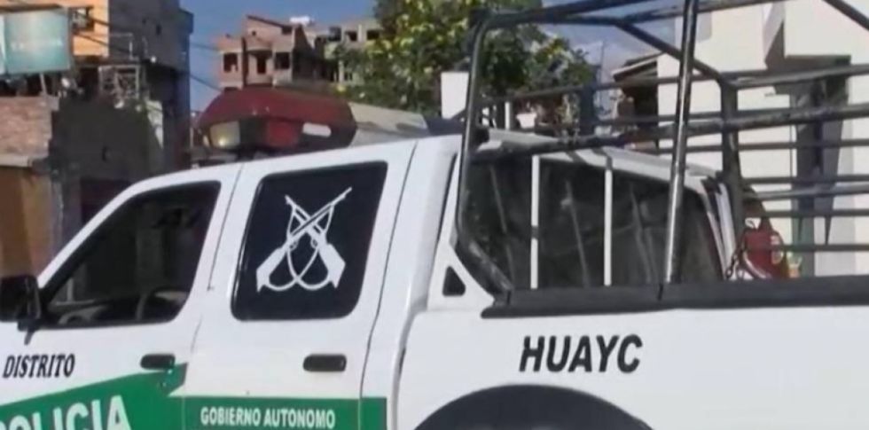 Un policía trató de degollar a su madre tras discutir por un celular