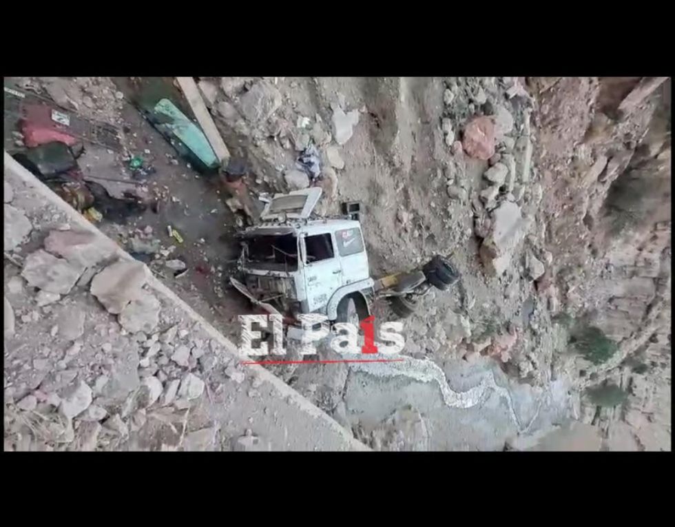 Camión F7 cargado de papa embarranca en Chaupiuno - Tarija (Video)