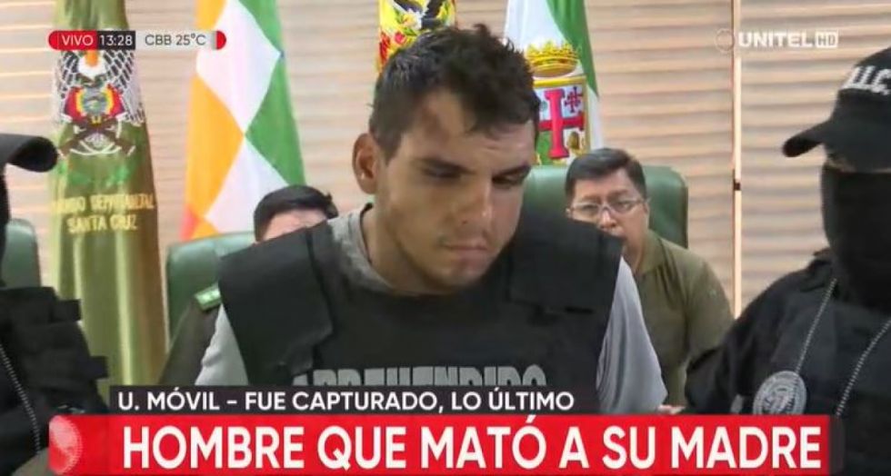Policía presentó al sujeto acusado de parricidio y tentativa de feminicidio en Santa Cruz