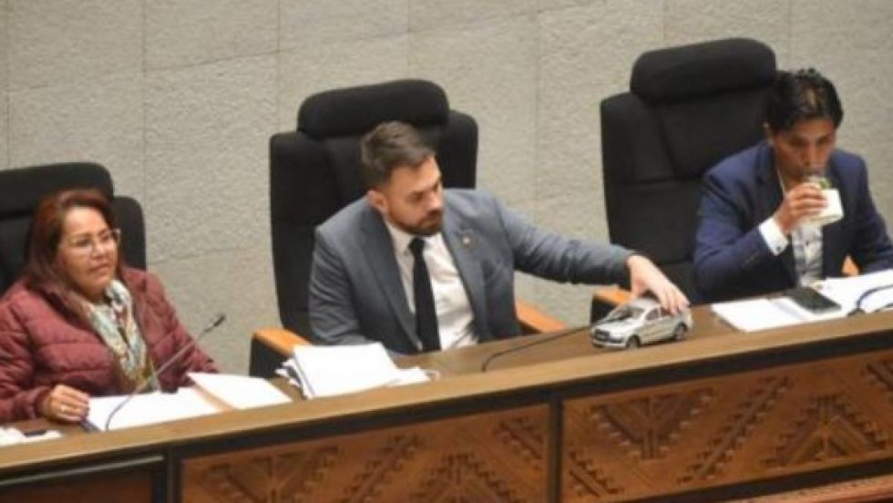 Partidos logran acuerdo, ministro censurado en el Legislativo será destituido por un año