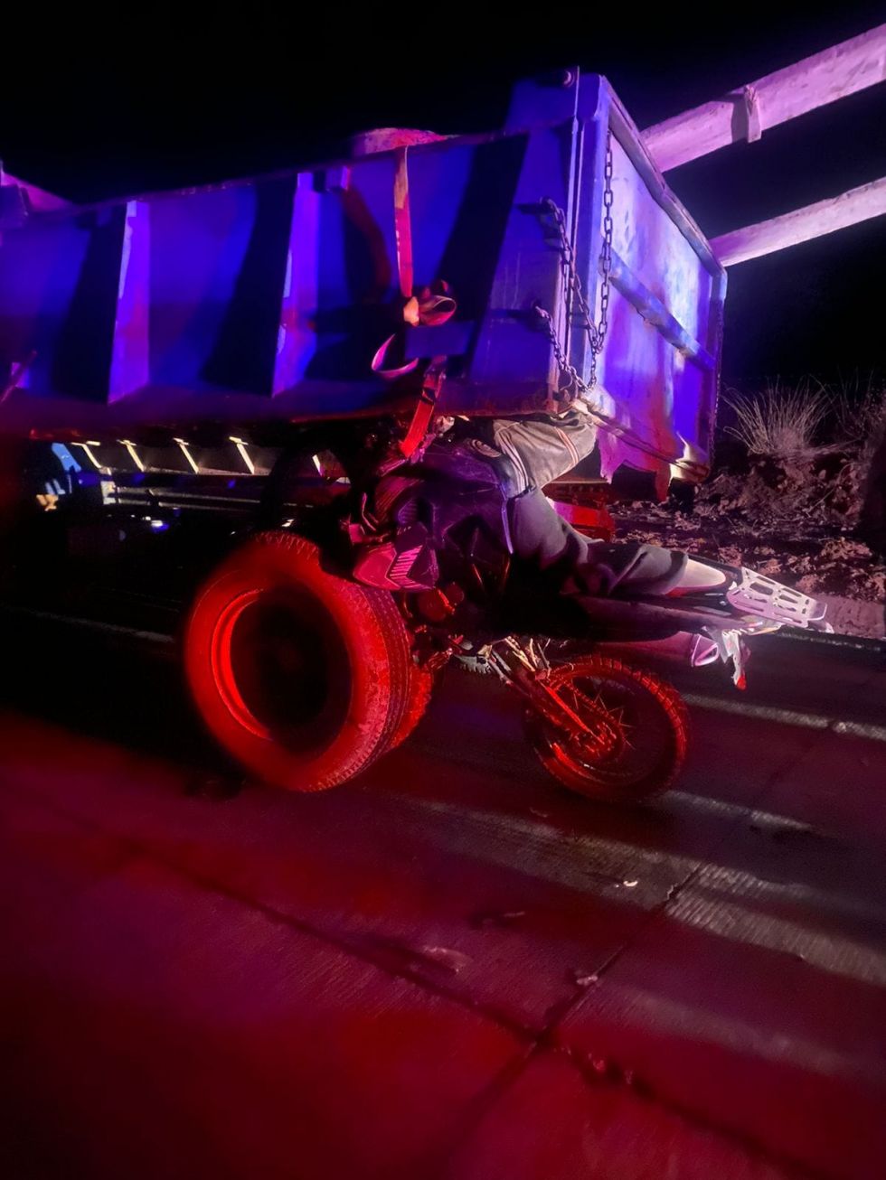 Motociclista choca con la parte trasera de una volqueta en la ruta Tarija- Camargo