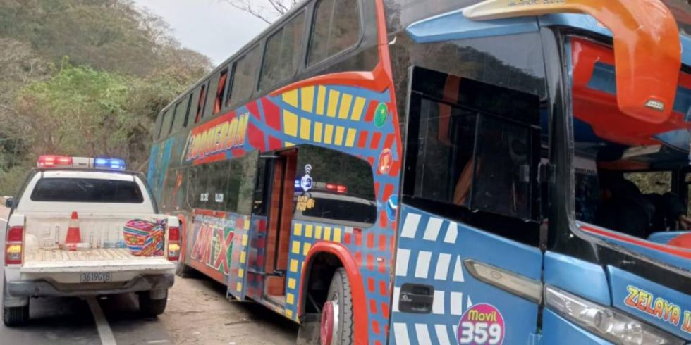 Mueren 3 personas y al menos 10 resultan heridos tras choque en la vía antigua Cochabamba -Santa Cruz