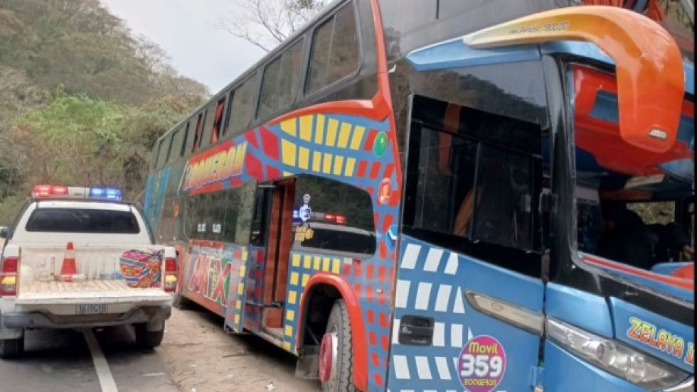 Tres fallecidos tras colisión de bus en La Negra