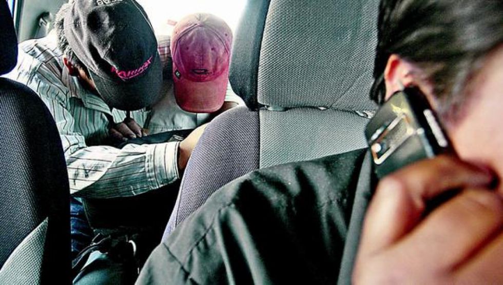 Taxista dopó a sus pasajeros y les robó sus pertenencias