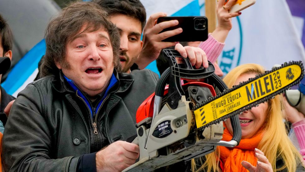 Milei levanta una motosierra en un mitin