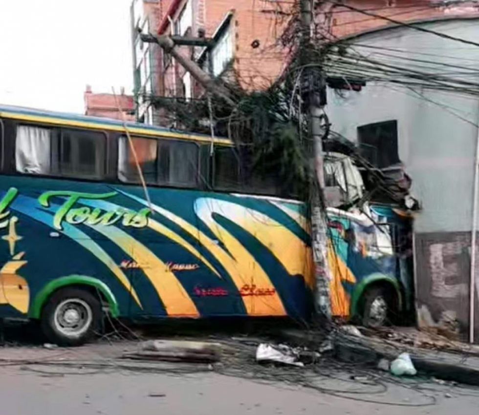 Muere el chofer de un bus que impactó contra un taxi y viviendas en La Paz