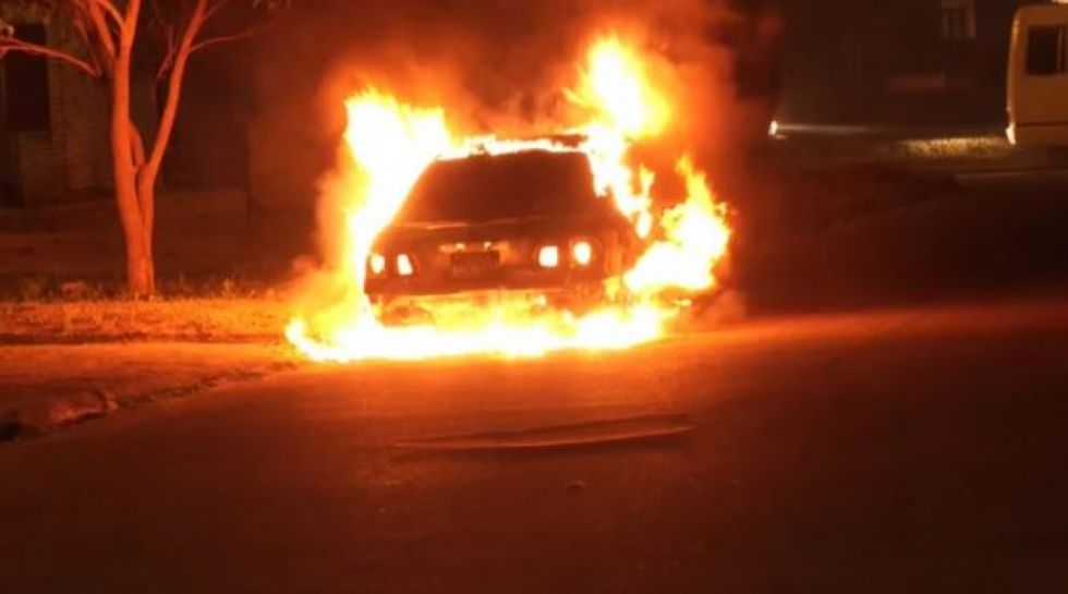 Chofer incendia su vehículo para evitar decomiso durante operativo aduanero