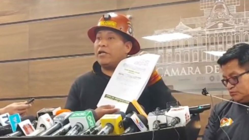 Diputado denuncia que esposa del director de la AJAM está involucrada en tráfico de áreas mineras