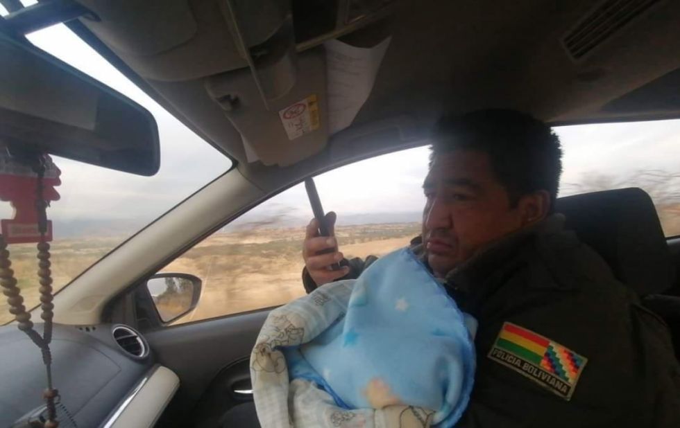 Bebé abandonado en Tarija presenta síntomas de hipotermia y dificultad respiratoria